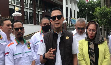  Sekretaris Jenderal DPP Partai Berkarya, Fauzan Rachmansyah (tengah).