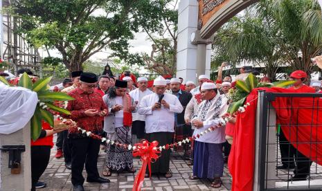 Sekretaris Jenderal DPP PDI Perjuangan Hasto Kristiyanto meresmikan musala di Kantor DPD PDI Perjuangan Nusa Tenggara Barat (NTB) di Kota Mataram, Jumat (16/9/2022