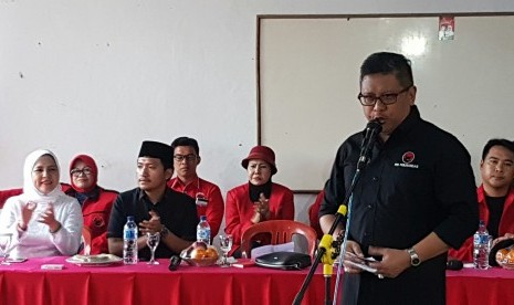  Sekretaris Jenderal DPP PDI Perjuangan Hasto Kristiyanto saat memberikan pengarahan untuk pemenangan pasangan calon bupati dan wakil bupati Pringsewu, Ardian Saputra dan Dewi Arimbi di Pringsewu, Lampung, Kamis sore (9/2).