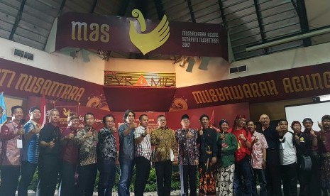 Sekretaris Jenderal DPP PDI Perjuangan Hasto Kristiyanto terpilih secara aklamasi sebagai Sekretaris Jenderal Serikat Nasional Pelestari Tosan Aji Nusantara (Senapati Nusantara) masa bakti 2017-2021 saat Musyawarah Agung Senapati Nusantara di Bantul, Yogja