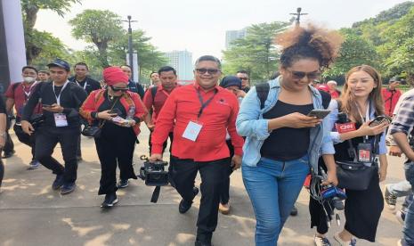 Sekretaris Jenderal DPP PDI Perjuangan (PDIP) Hasto Kristiyanto menyambangi dapur umum yang didirikan Badan Penanggulangan Bencana (Baguna) di Parkir Timur Gelora Bung Karno (GBK), Sabtu (24/6/2023).