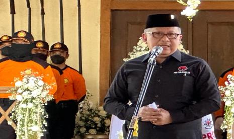 Sekretaris Jenderal DPP PDI Perjuangan (PDIP) Hasto Kristiyanto saat memimpin prosesi pemakaman Almarhum Prakosa, Selasa (24/1/2023).