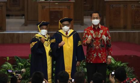 Pidato Wisuda Unnes, Hasto Ajak Teladani Kepemimpinan Bung Karno-Bung Hatta Bagi Dunia. Foto: Sekretaris Jenderal DPP PDI Perjuangan (PDIP) Hasto Kristiyanto saat di acara wisuda Unnes.