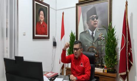 Sekretaris Jenderal DPP PDI Perjuangan (PDIP) itu saat memberi pengarahan pada Rapat Kerja Cabang Khusus (Rakercabsus) DPC PDIP Surabaya terkait sosialisasi pasangan calon Eri Cahyadi dan Armuji di Pilkada Serentak 2020 secara virtual, Ahad (20/9).