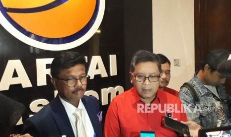 Sekretaris Jenderal DPP PDIP Hasto Kristianto beserta jajaran DPP lainnya hari ini menemui Ketua Umum Partai Nasdem Surya Paloh di Kantor DPP NasDem, Gondangdia, Jakarta Pusat, Selasa (3/4). 