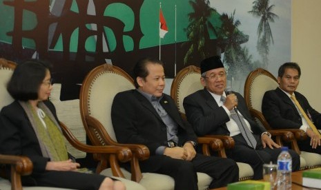 Sekretaris Jenderal DPR Achmad Djuned (berpeci) saat menggelar konferensi pers usai pelantikannya sebagai Sekjen DPR.