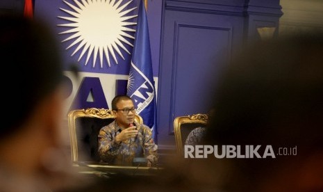 Sekretaris Jenderal fraksi PAN Yandri Susanto saat memberikan keterangan pers di ruang fraksi PAN, Kompleks Parlemen, Senayan, Jakarta, Jumat (18/8).