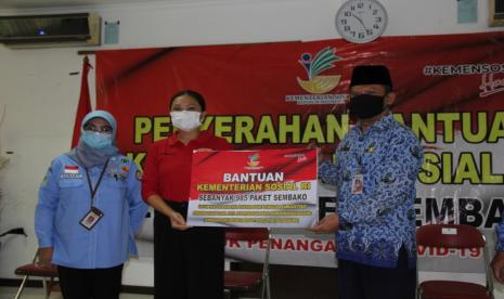 Sekretaris Jenderal Hartono Laras Kementerian Sosial mewakili Mensos Juliari P. Batubara menghadiri angjangsana atau silaturahmi dan Bakti Sosial Kepahlawanan di kediaman Perintis Kemerdekaan KRMH Soerjowirjohadipoetro, di kawasan Selong, Kebayoran Baru, Jakarta Selatan.