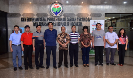 Sekretaris Jenderal Kemendes PDTT Anwar Sanusi menerima kunjungan delegasi dari Kunming Agricultural di kantor Kemendes PDTT Jakarta, Kamis (11/10).