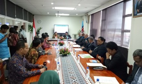  Sekretaris Jenderal Kementan Indonesia, Syukur Irwantoro memberikan bantuan traktor tangan kepada Permanent Secretary Kementan Fiji, David Kolitagane pada pertemuan Bilateral di kantor Kementerian Pertanian, Maritim dan Perdesaan, serta Penanganan Bencana Nasional Fiji, (1/11)