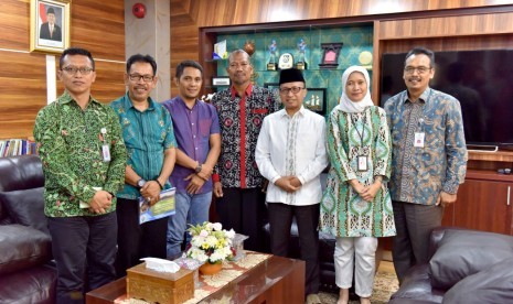 Sekretaris Jenderal Kementerian Desa, PDT dan Transmigrasi Anwar Sanusi menerima tiga kepala desa yang akan mengikuti ASEAN Plus Three Village Leaders Exchange Program di Kantor Kemendes PDTT, Jakarta, Selasa (5/3/2019). Ketiga kepala desa yaitu Hardi (Kades Poleonro, Bone), Sumaryono (Kades Margasakti, Bengkulu Utara), dan Alimuddin (Kades Kandolo, Kutai Timur) akan mengikuti program tersebut pada tanggal 5-11 Mei di Yunnan, Tiongkok. Program bertujuan  untuk mengembangkan kapasitas kepala desa dari negara-negara anggota ASEAN. 