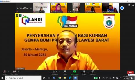 Sekretaris Jenderal Kementerian Lingkungan Hidup dan Kehutanan (KLHK), Bambang Hendroyono, yang juga merupakan Ketua Umum Ikatan Alumni Pendidikan dan Pelatihan Kepemimpinan Nasional (IKA PIMNAS) Lembaga Administrasi Negara menyerahkan bantuan untuk para korban bencana gempa di Sulawesi Barat pada Sabtu, 30 Januari 2021.