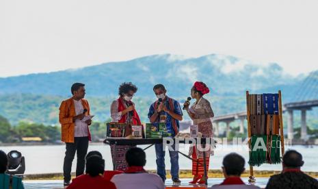 Sekretaris Jenderal Kementerian Pendidikan, Kebudayaan, Riset dan Teknologi (Kemdikbudristek) Suharti (kedua kiri) membeli produk UMKM saat peluncuran Gerakan Nasional Bangga Buatan Indonesia (Gernas BBI) di Lapangan Tahapary Polda Maluku, Tantui, Ambon, Provinsi Maluku, Senin (29/11/2021).Menteri Pendidikan, Kebudayaan, Riset dan Teknologi (Mendikbudristek) Nadiem Anwar Makarim menyampaikan melalui Gernas BBI #AromaMaluku usaha mikro kecil menengah (UMKM) agar mengedepankan sinergi sebagai upaya mewujudkan penguatan ekonomi yang merata, dan berkelanjutan.