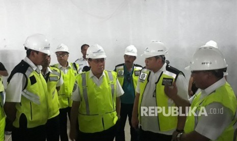 Sekretaris Jenderal Kementerian Perhubungan, Sugihardjo (berkacamata tebgah) meninjau proses pembangunan fisik Terminal Penumpang Bandara Internasional Ahmad Yani Semarang, Kamis (22/3). 