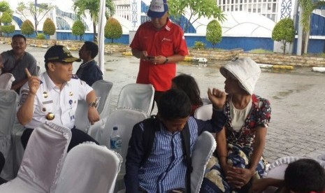 Sekretaris Jenderal Kementerian Perhubungan Sugihardjo (kiri) saat berbincang dengan Sri Lusia Ginting, salah satu penumpang KM Kelud di Pelabuhan Bandar Deli, Belawan, Ahad (24/12).