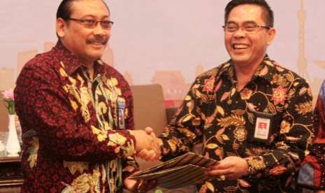 Sekretaris Jenderal Kementerian Perindustrian Haris Munandar (kanan) dan Kepala Badan Standardisasi Nasional Bambang Prasetya menandatangani MoU tentang Pengembangan Sumber Daya Manusia (SDM) Industri melalui Pendidikan dan Pelatihan di Bidang Standardisasi dan Penilaian Kesesuaian (SPK) di Jakarta, Rabu (19/9). 