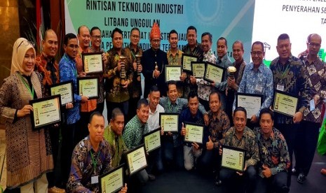 Sekretaris Jenderal Kementerian Perindustrian RI, Achmad Sigit Dwiwahjono mewakili Menteri Perindustrian Republik Indonesia Agus Gumiwang Kartasasmita memberikan penghargaan industri hijau 2019 kepada perwakilan dari 15 Pabrik Danone-AQUA