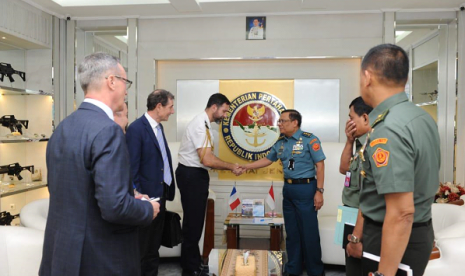 Sekretaris Jenderal Kementerian Pertahanan RI Laksdya TNI Agus Setiadji, menerima kunjungan Athan Perancis Ltc, Gael Lacroix. Selasa (14/5). 