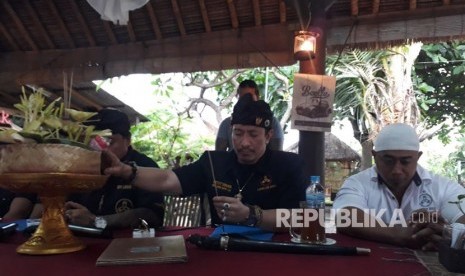 Sekretaris Jenderal Laskar Bali, I Ketut Ismaya melakukan Ngaturang Pejati atau mempersembahkan Banten Pejati kepada dewa-dewa demi menunjukkan kejujuran dan kebenaran atas segala ucapannya terkait peristiwa yang menimpa Ustaz Abdul Somad di Bali beberapa waktu lalu. 