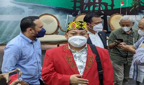 Sekretaris Jenderal Majelis Adat Dayak Nasional (MADN), Yakobus Kumis menanggapi pemindahan ibu kota negara ke Kabupaten Penajam Paser Utara, Kalimantan Timur di Gedung Nusantara III, Kompleks Parlemen, Jakarta, Selasa (25/1).