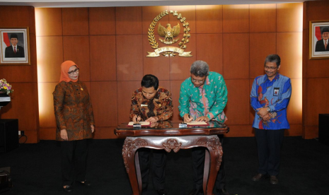  Sekretaris Jenderal Majelis Permusyawaratan Rakyat (MPR) Ma’ruf Cahyono melakukan penandatangan nota kesepahaman (MoU) dengan Kepala Badan Pemeriksa Keuangan dan Pembangunan (BPKP) Dr Ardan Adiperdana, di Ruang Delegasi, Kompleks Parlemen, Jakarta, Kamis (1/3). 