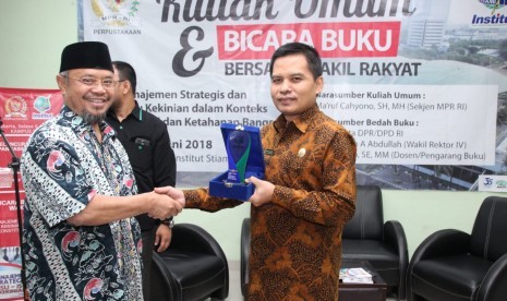 Sekretaris Jenderal MPR RI Ma'ruf Cahyono (kanan).