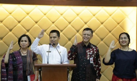 Sekretaris Jenderal MPR RI Ma’ruf Cahyono saat menyampaikan keterangan pres, di hadapan puluhan wartawan di booth Press Conference MPR, Senin (30/4). Ikut hadir dalam acara tersebut Wakil dari BPIP Sony Suharso, Ketua Yayasan Cahaya Guru Henny dan Ketua Kaukus Pancasila DPR RI Eva Kusuma Sundari. 