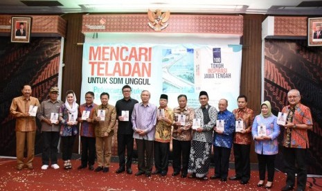 Sekretaris Jenderal MPR RI Maruf Cahyono menghadiri peluncuran Buku ‘100 Tokoh Inspirasi Jawa Tengah’ karya Bambang Sadono yang diselenggarakan di Hotel Semesta, Semarang, pada Ahad (1/3).