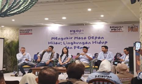 Sekretaris Jenderal Muda Berakhlak Dita Ayu Wulandari (tengah), dalam talkshow yang diinisiasi Relawan Ngopi Prabowo-Gibran di Jakarta.