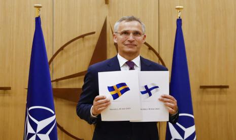 Sekretaris Jenderal NATO Jens Stoltenberg menunjukkan dokumen saat Swedia dan Finlandia mengajukan keanggotaan di Brussels, Belgia, Rabu 18 Mei 2022. Invasi Rusia ke Ukraina telah meningkatkan kewaspadaan keamanan di Eropa, dengan retorika nuklir Moskow menjadi faktor kunci yang mendorong Finlandia untuk bergabung dengan kelompok Pakta Pertahanan Atlantik Utara (NATO).