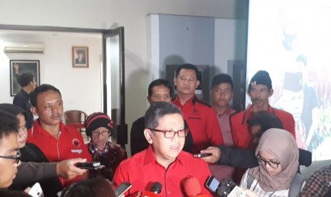 Sekretaris Jenderal Partai Demokrasi Indonesia Perjuangan Hasto Kristianto  saat diwawancarai di sela-sela Rapat Koordinasi III Bidang Kemaritiman PDIP di DPP PDIP Lenteng Agung, Jakarta, Ahad (8/4).