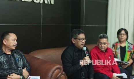 Sekretaris Jenderal Partai Demokrasi Indonesia Perjuangan (PDI-P) Hasto Kristyanto mendatangi Komisi Nasional Hak Azasi Manusia (Komnas HAM) untuk menuntut dituntaskannya kasus pelanggaran HAM berat Kerusuhan Dua Puluh Tujuh Juli (Kudatuli) 1996. Komnas HAM, Jakarta. Rabu (26/7). 