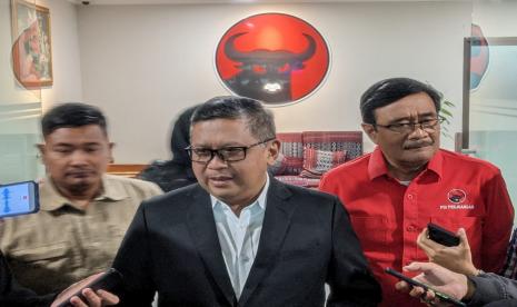 Sekretaris Jenderal Partai Demokrasi Indonesia Perjuangan (PDIP), Hasto Kristiyanto menanggapi pernyataan Gubernur Jawa Tengah Ganjar Pranowo yang siap menjadi capres, di Sekolah Partai PDIP, Jakarta, Rabu (19/10).