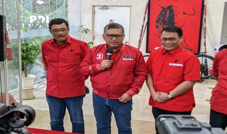 Sekretaris Jenderal Partai Demokrasi Indonesia Perjuangan (PDIP), Hasto Kristiyanto (tengah) di Kantor DPP PDIP, Jakarta, Selasa (3/1).