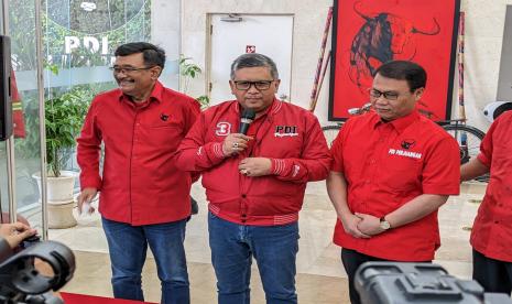 Sekretaris Jenderal Partai Demokrasi Indonesia Perjuangan (PDIP), Hasto Kristiyanto (tengah) di Kantor DPP PDIP, Jakarta, Selasa (3/1).