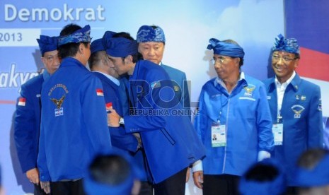  Sekretaris Jenderal Partai Demokrat Edhie Baskoro Yudhoyono bersalaman dengan jajaran pengurus dan majelis tinggi partai usai membuka KLB Partai Demokrat di Denpasar,Sabtu (30/3).  (Republika/Aditya Pradana Putra)