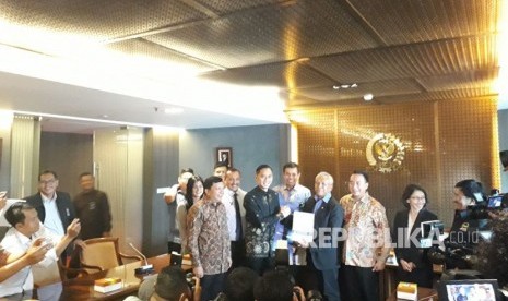 Sekretaris Jenderal Partai Demokrat Hinca Pandjaitan bersama Ketua Fraksi Partai Demokrat di DPR menyerahkan secara resmi draf usulan inisiatif revisi UU Ormas hasil pengesahan Perppu Nomor 2 Tahun 2017 kepada Pimpinan DPR Agus Hermanto dan Setjen DPR RI di Kompleks Parlemen, Senayan, Jakarta pada Selasa (31/10).