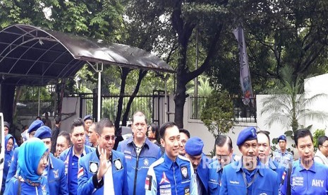 Sekretaris Jenderal Partai Demokrat Hinca Pandjaitan dan Ketua Pemenangan Pemilu Edhie Baskoro Yudhoyono (Ibas) saat tiba di KPU, Jakarta, Senin (16/10).