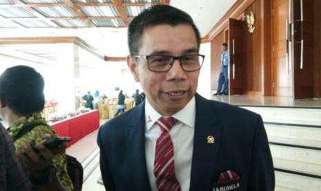 Sekretaris Jenderal Partai Demokrat Hinca Panjaitan memberi keterangan kepada wartawan di Kompleks Parlemen, Rabu (29/8)