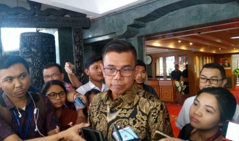 Sekretaris Jenderal Partai Demokrat, Hinca Panjaitan usai bertemu dengan Menteri Dalam Negeri Tito Karnavian, di Gedung A Kemendagri, Jakarta, Rabu (8/1).