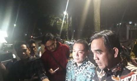 Sekretaris Jenderal Partai Gerindra Ahmad Muzani dan Wakil Ketua Umum Partai Gerindra Sufmi Dasco Ahmad usai rapat internal dengan Prabowo Subianto di kediamannya di Kertanegara, Jakarta, Selasa (7/8)