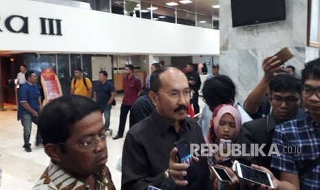 Sekretaris Jenderal Partai Golkar Idrus Marham bersama penasihat hukum Fredrich Yunadi menemui Ketua DPR Setya Novanto di Gedung DPR pada Rabu (15/11). Kehadiran keduanya diketahui untuk membahas persoalan hukum yang menjerat Novanto dalam kasus dugaan korupsi proyek pengadaan KTP-el.