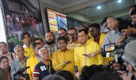 Sekretaris Jenderal Partai Golkar Munas Bali Idrus Marham (kiri) didampingi Wakil Ketua Umum Partai Golkar Munas Bali Nurdin Halid (kanan) memberi keterangan kepada wartawan usai melaporkan dugaan pemalsuan surat dokumen Munas Ancol di Mabes Polri, Jakarta