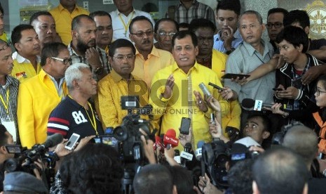 Sekretaris Jenderal Partai Golkar Munas Bali Idrus Marham (kiri) didampingi Wakil Ketua Umum Partai Golkar Munas Bali Nurdin Halid (kanan) memberi keterangan kepada wartawan usai melaporkan dugaan pemalsuan surat dokumen Munas Ancol di Mabes Polri, Jakarta