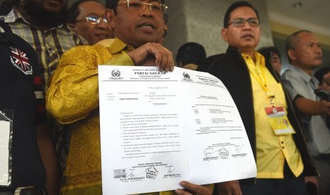 Sekretaris Jenderal Partai Golkar Munas Bali Idrus Marham menunjukkan surat mandat yang dipalsukan seusai melaporkan dugaan pemalsuan surat dokumen Munas Ancol di Mabes Polri, Jakarta, Rabu (11/3). 