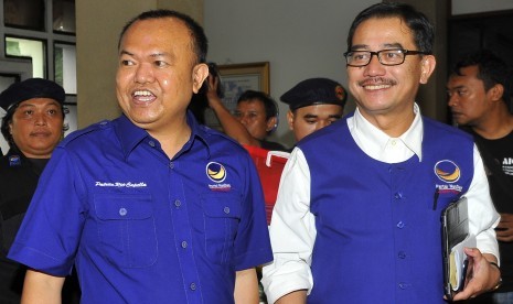 Sekretaris Jenderal Partai NasDem Patrice Rio Capella (kiri) didampingi Ketua Badan Pemenangan Pemilu Partai NasDem Ferry Mursyidan Baldan