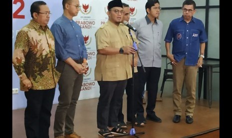 Sekretaris jenderal partai politik koalisi pengusung Prabowo-Sandiaga yang tergabung dalam Koalisi Indonesia Adil Makmur menyampaikan keterangan pers terakhir di depan awak media di Media Center Prabowo-Sandiaga, Kebayoran Baru, Jakarta, Jumat (28/6).