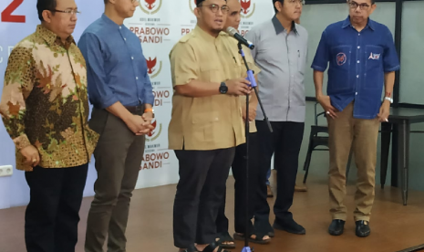 Sekretaris jenderal partai politik koalisi pengusung Prabowo-Sandiaga yang tergabung dalam Koalisi Indonesia Adil Makmur menyampaikan keterangan pers terakhir di depan awak media di Media Center Prabowo-Sandiaga, Kebayoran Baru, Jakarta, Jumat (28/6). 