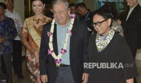 Sekretaris Jenderal PBB Antonio Guterres (kedua kanan) disambut Menteri Luar Negeri Retno Marsudi (kanan) saat tiba di Bandara Internasional I Gusti Ngurah Rai, Bali, Rabu (10/10).