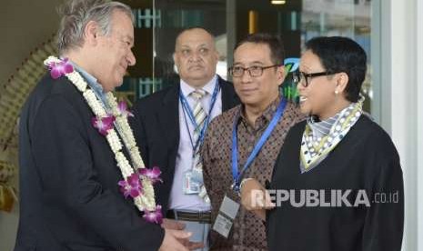 Sekretaris Jenderal PBB Antonio Guterres (kiri) disambut Menteri Luar Negeri Retno Marsudi (kanan) dan Dirjen Kerja Sama Multilateral Kemenlu Febrian Alphyanto Ruddyard (kedua kanan) saat tiba di Bandara Internasional I Gusti Ngurah Rai, Bali, Rabu (10/10). 